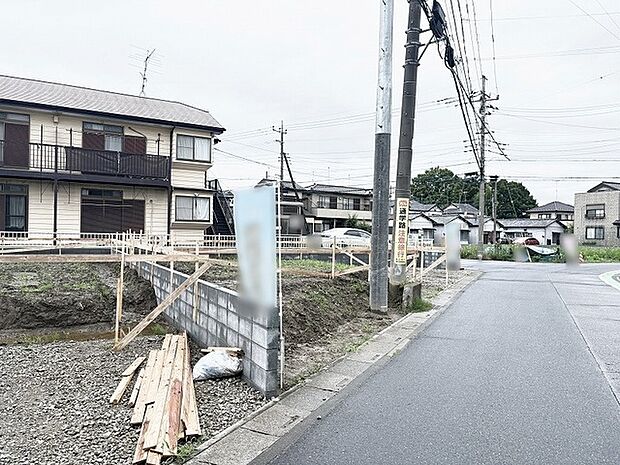 落ち着いた住宅街の一角にあり、これからの暮らしを思い描くのに適した広がりを感じさせる土地です。