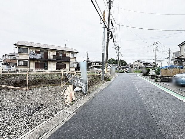 穏やかな空気が流れる住宅街に位置し、新たな暮らしの基盤として静かに整えられた敷地です。