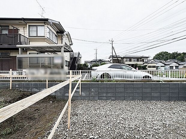穏やかな住宅地の一角に位置し、日常の静けさと暮らしやすさを感じさせる落ち着いた周辺環境です。