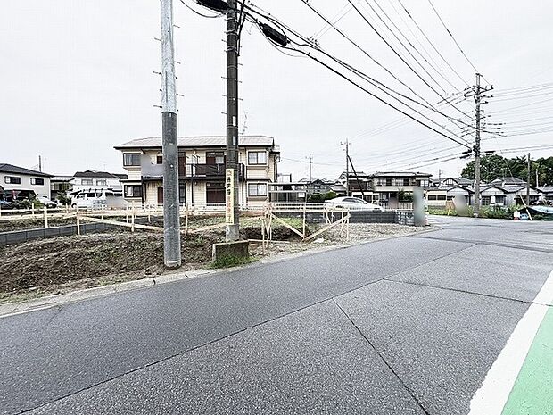 周囲の環境に溶け込みながら、これからの暮らしを自由に描き出せるゆとりある敷地です。