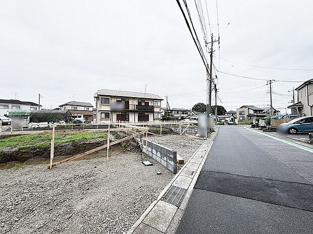 周辺環境と調和する穏やかな街並みに位置し、日々の生活を丁寧に育んでいける落ち着いた雰囲気の土地です。