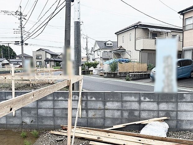 落ち着いた雰囲気の住宅街に位置し、穏やかな暮らしを育むのに適した土地です。