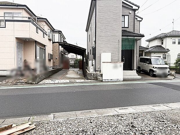 落ち着いた街並みに溶け込む、穏やかな日常を予感させる端正な佇まいが魅力です。