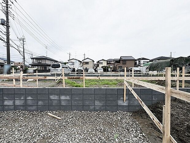 周囲に溶け込む穏やかな住環境が整い、理想の暮らしを描くための落ち着いた空間が広がっています。