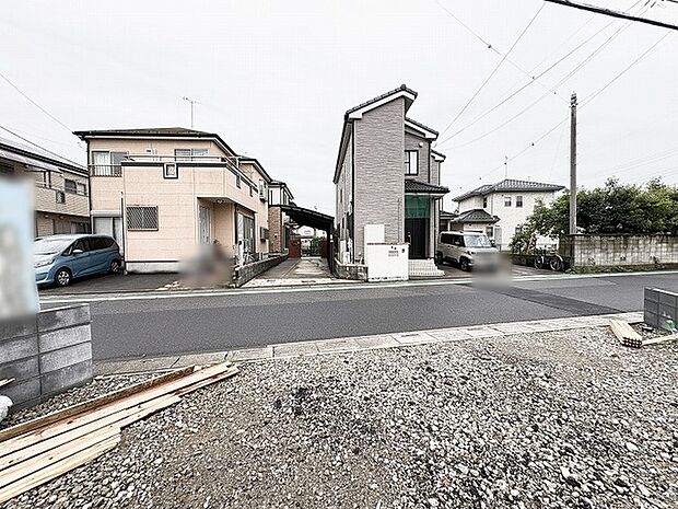閑静な住宅街の中にあり、周囲の落ち着いた街並みに自然と馴染む穏やかな佇まいです。