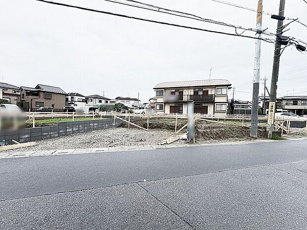 穏やかな住宅街に位置する、自由な暮らしの可能性を秘めた広々とした敷地です。