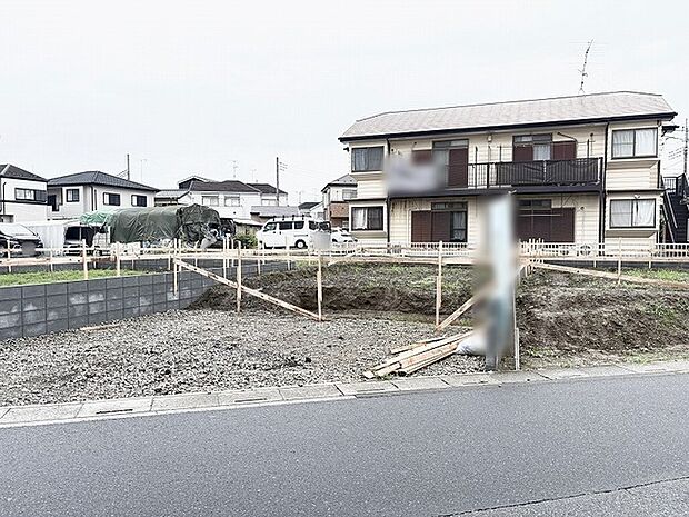 周辺環境と調和する穏やかな街並みに位置し、理想の住まいを叶えるための可能性が広がる敷地です。