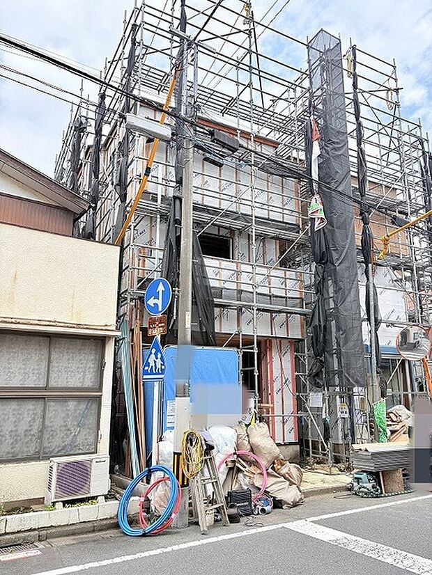 新しい暮らしの基盤が築かれる過程を感じさせる、着実な歩みを進める住まいの様子です。