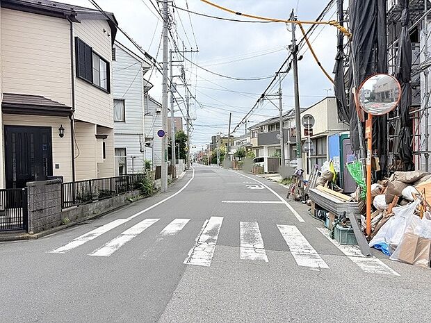 落ち着いた住宅街の風景が広がり、日々の暮らしに安らぎを感じさせる穏やかな街並みが魅力です。