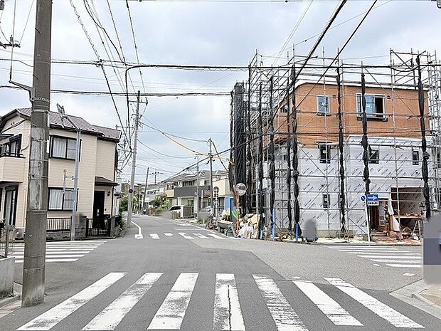 穏やかな空気が流れる閑静な住宅街で、日々の暮らしに寄り添う落ち着いた環境が広がっています。