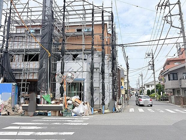 完成へ向けて期待が高まる、街の静かな一角に佇む建設現場の様子です。