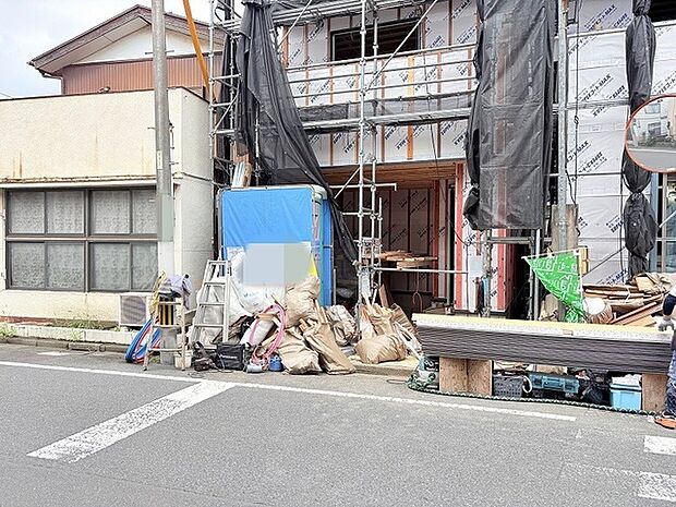 新しい暮らしの形を丁寧に築き上げていく、建設途中の健やかな気配が漂う一角。