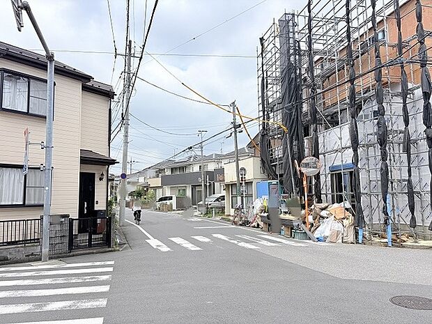 閑静な住宅街が広がり、穏やかで落ち着いた日常を感じさせる周辺環境です。