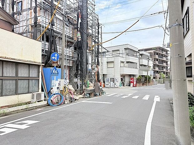 日常の暮らしに溶け込む、落ち着いた住宅街の風景が広がる穏やかな周辺環境です。