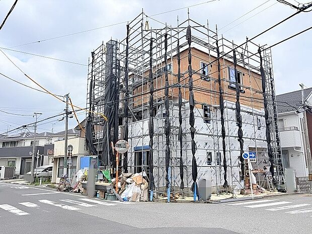 完成に向けて着実に形づくられていく、期待感に満ちた建築中の住まいの一幕。