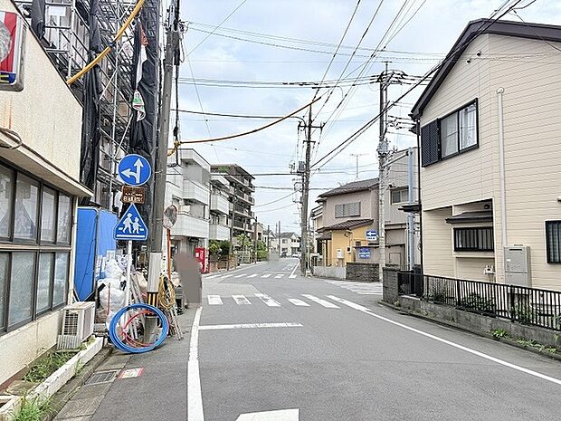 日常の営みが静かに溶け込む、落ち着いた住宅街の穏やかな風景が広がっています。