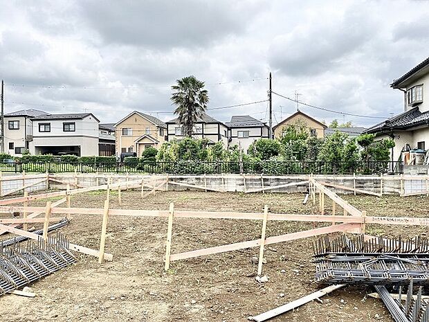 落ち着いた周辺環境に囲まれ、これからの暮らしの拠点となる伸びやかな空間が広がっています。