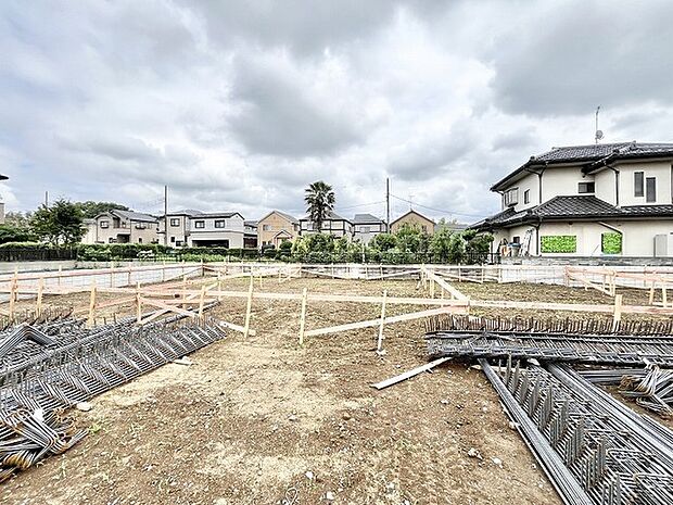 閑静な住宅街の一角に広がる、住まいの未来を描くためのゆとりある敷地です。