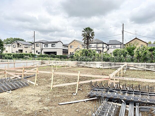 静かな住宅街に位置する、新しい暮らしの始まりを感じさせる広々とした敷地です。