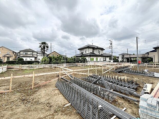 落ち着いた住宅地の中にあり、新しい暮らしの始まりを感じさせる広々とした敷地が広がっています。