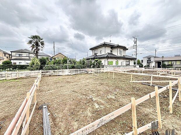 新たな暮らしの礎となる、広々とした敷地に描かれる静かな住宅地の風景です。