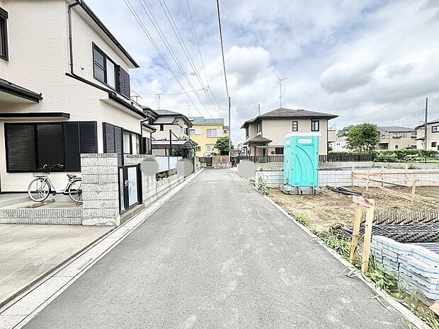 落ち着いた住宅街の風景が広がり、穏やかな日常の始まりを感じさせる静かな住環境です。