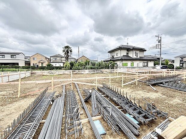 空の広がりを感じる穏やかな住環境の中で、理想の暮らしを形にするための準備が静かに進んでいます。