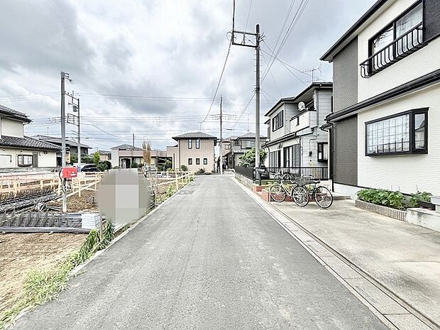 落ち着いた住環境が広がる、穏やかな空気に包まれた街並みの一角です。