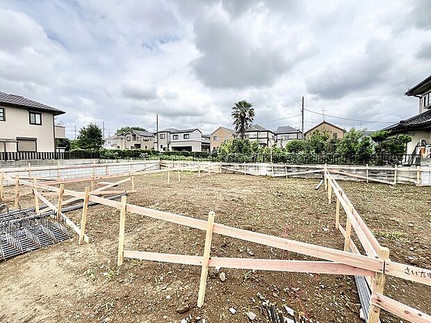 穏やかな住宅街に位置し、これからの暮らしを自由に描き出せる広々とした開放的な敷地です。