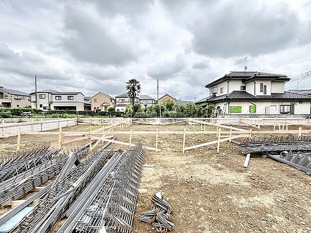 新しい暮らしの基盤となる、穏やかな環境に整えられた広々とした土地が広がっています。