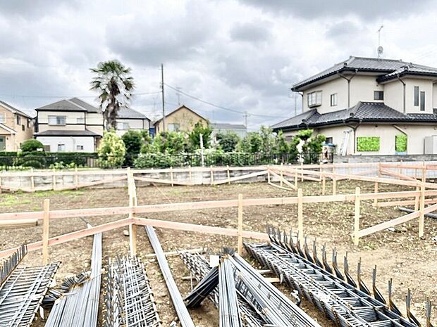周囲の落ち着いた環境に溶け込み、未来の暮らしを想像させるゆとりある敷地が広がっています。