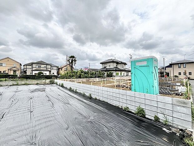 閑静な住宅街の中に位置し、これから新たな暮らしを描くための落ち着いた基盤が整っています。