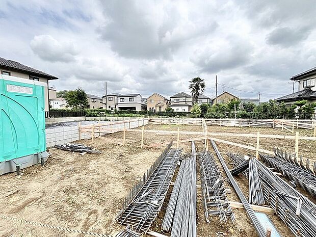静かな住宅街に囲まれ、これから新しい暮らしの基盤が築かれていく広々とした敷地です。