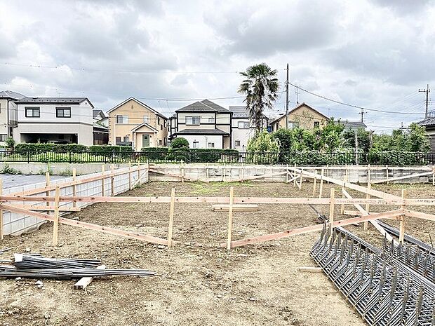 静かな住宅街に位置する、これからの暮らしの可能性が広がるゆとりある敷地です。