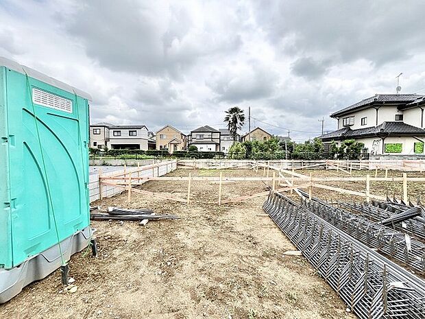 落ち着いた住宅街の中に広がりを感じさせる、これからの暮らしを自由に描き出せるゆとりある敷地です。
