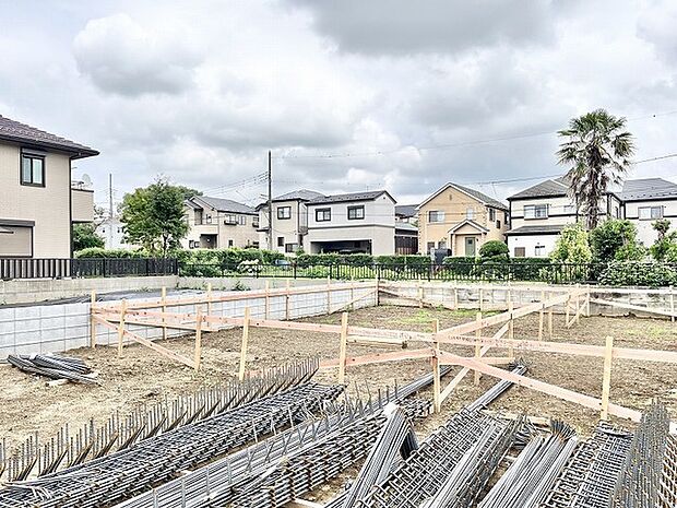 穏やかな住宅街に位置し、理想の住まいをゼロから描けるゆとりある敷地が広がっています。