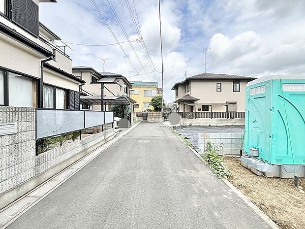 穏やかな日常の気配が漂う、落ち着いた住宅街の風景が日々の暮らしを優しく包み込みます。