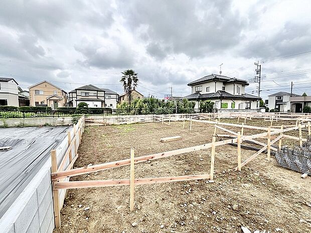 周辺環境との調和を保ちながら、これからの暮らしの可能性が広がる静かな住環境が整っています。