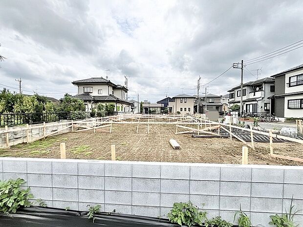 穏やかな住宅街に位置する、新しい暮らしの始まりを予感させる整った敷地です。