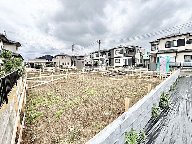 穏やかな住宅街に位置する、これからの暮らしの拠点となる広々とした開放的な敷地です。