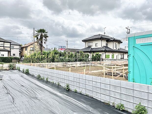 周辺の落ち着いた住環境に溶け込み、新しい暮らしの始まりを静かに予感させるゆとりある区画です。