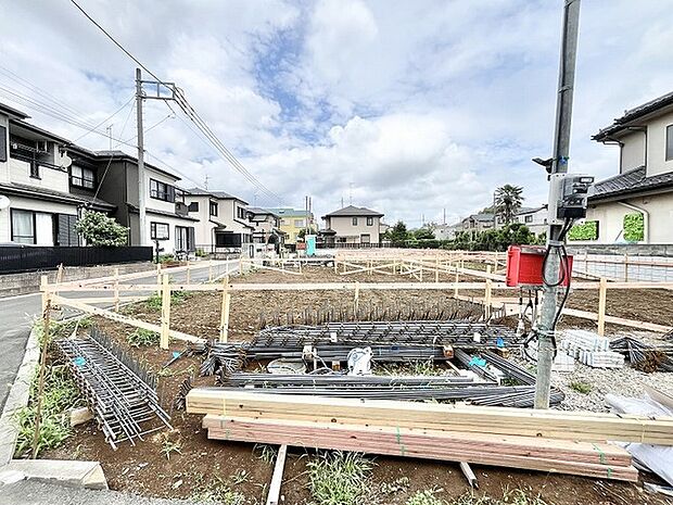落ち着いた住宅街のなかに、これからの暮らしの可能性が広がる静かな敷地が広がっています。