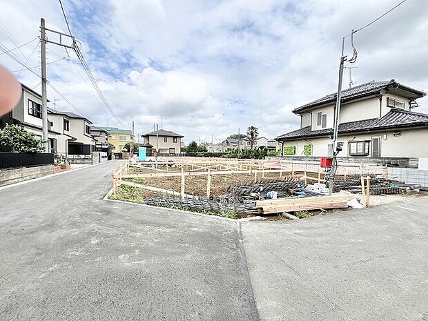 閑静な住宅街の一角にあり、新しい暮らしの始まりを静かに予感させる開放的な空間が広がっています。