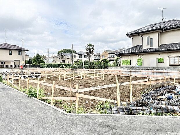 穏やかな住宅街に位置する、新しい暮らしの始まりを予感させる広々とした敷地です。