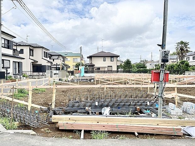 閑静な住宅街の一角にあり、新しい暮らしの始まりを感じさせる広々とした敷地です。
