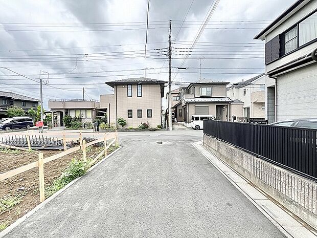 周囲の建物と調和する、穏やかな空気が流れる閑静な住宅街の一角です。