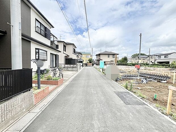 閑静な住宅街の一角にあり、落ち着いた暮らしを予感させる整った街並みが広がっています。