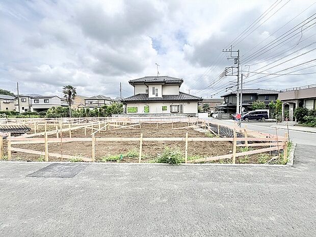 閑静な住宅街の一角に広がる開放的な区画は、これからの暮らしの可能性を自由に描ける豊かな余白を残しています。