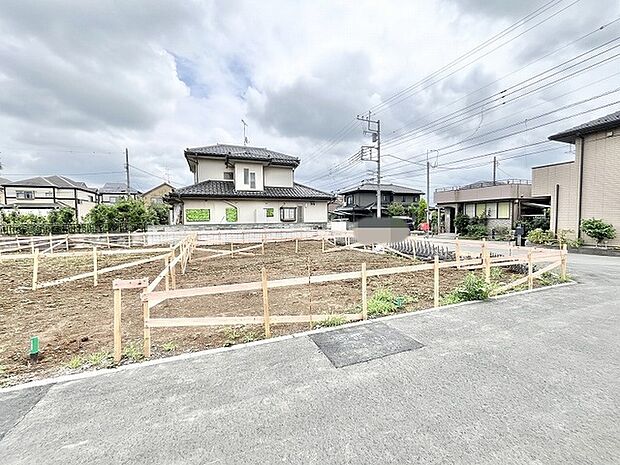 閑静な住宅街の一角に位置し、理想の住まいを形にするためのゆとりある敷地が広がっています。