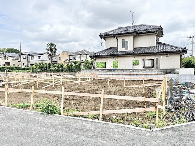周囲に落ち着いた住宅が並ぶ、静かな環境で新しい暮らしを描くための更地です。